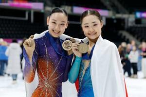 　ジュニアの全種目を通じて史上初の４連覇を果たした島田麻央（右）と３位に入った岡万佑子＝タリン（共同）