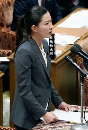　衆院予算委で質問する吉川里奈氏（参政党）