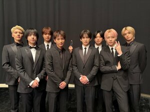 『第76回NHK紅白歌合戦』出場歌手発表会見に登壇した&TEAM（前列左から）TAKI、HARUA、YUMA、NICHOLAS（後列左から）MAKI、EJ、（JO）、FUMA、K （C）YX LABELS