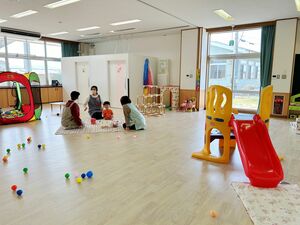 旧神納東小の教室を改装した「きらきら子育て支援センター」=村上市上助渕