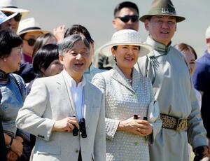 モンゴルのフレルスフ大統領と競馬を観戦される天皇、皇后両陛下=12日、ウランバートル近郊のフイ・ドローン・ホダグ競馬会場(共同)