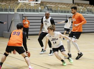 山形戦に向け、ディフェンスの入念な練習をする新潟の選手ら=長岡市
