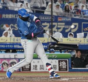 3回日本ハム無死一塁、レイエスが中越えに2ランを放つ=ZOZOマリン