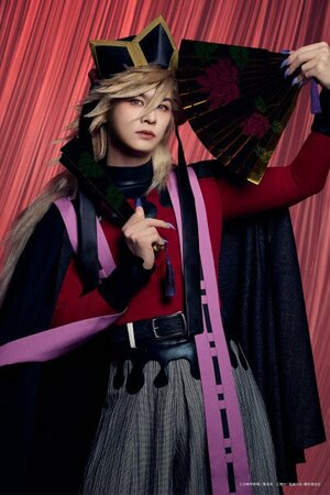 舞台「鬼滅の刃」其ノ陸 柱稽古・無限城 突入　童磨役の浦井健治 （C）吾峠呼世晴／集英社 （C）舞台「鬼滅の刃」製作委員会