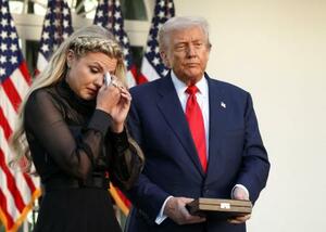 米ホワイトハウスで、保守系活動家チャーリー・カーク氏の妻エリカさん(左)と並ぶトランプ大統領=14日、ワシントン(ロイター=共同)