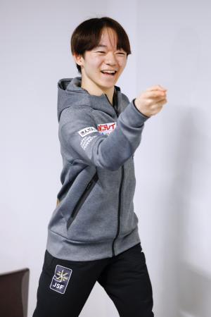 銀メダル獲得から一夜明け、取材に応じる鍵山優真=29日、プラハ(共同)