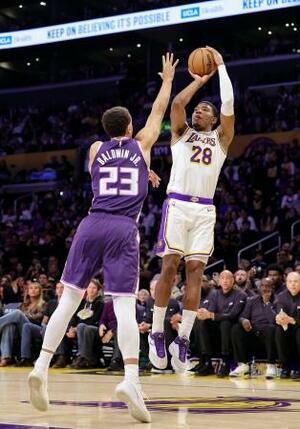 　キングズ戦でシュートを放つレーカーズの八村＝ロサンゼルス（ゲッティ＝共同）