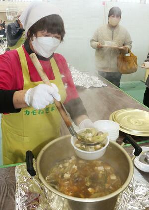 猟で捕ったカモと地元産のネギが振る舞われた「かもん!カモねぎまつり」=12月1日、新潟市西蒲区三方2