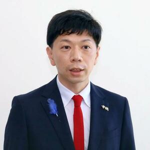 記者団の取材に応じる愛知県豊橋市の長坂尚登市長=21日午後、豊橋市