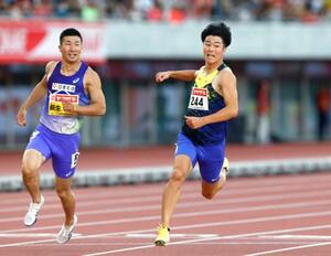 男子100メートルで優勝した多田修平。左は桐生祥秀=パロマ瑞穂スタジアム