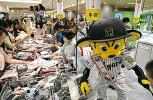 阪神百貨店梅田本店の「祝 阪神タイガース優勝記念セール」。球団マスコットのトラッキーも参加した=9月8日、大阪市北区