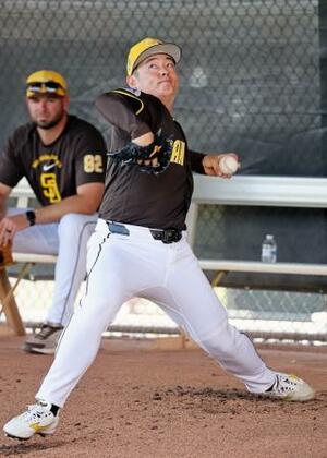 ブルペンで投球練習するパドレス・松井=ピオリア(共同)