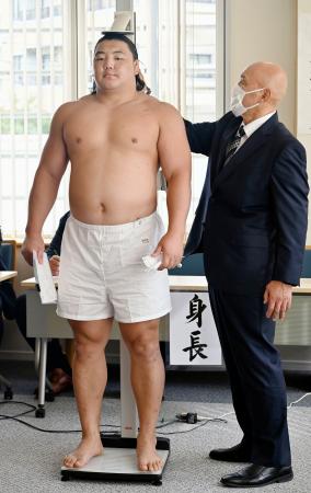大相撲九州場所の新弟子検査を受けるトワードルジ・ブフチョローン=4日、福岡市