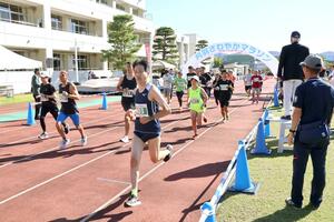 刈羽村内をランナーが駆け抜けた「刈羽さわやかマラソン」