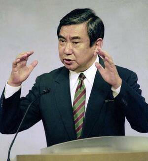 1993年8月、従軍慰安婦問題について談話を発表する河野洋平官房長官=首相官邸