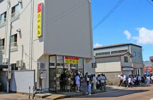 営業を再開した「杭州飯店」。常連客らが長い行列をつくった=8月13日、燕市燕