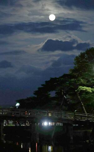 高田城址公園から望む中秋の名月=9月17日、上越市本城町の高田城址公園