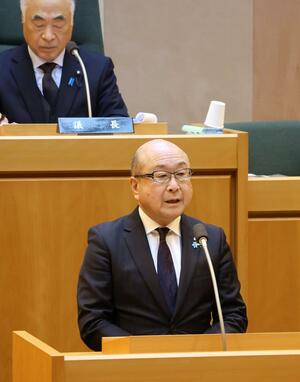 弥彦村議会臨時会で提出議案について説明する本間芳之村長=1月、弥彦村議会議場