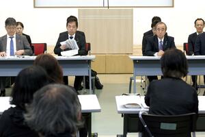 被害者団体との懇談に臨む浅尾慶一郎環境大臣(中央左)と花角英世知事(中央右)=31日、新潟市中央区