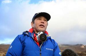 　取材に応じる運輸安全委員会の田上啓介主管調査官＝２２日午後、熊本県阿蘇市