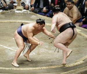 豊昇龍(左)が押し出しで豪ノ山を下す=両国国技館