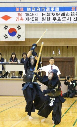 日韓親善スポーツ交流大会の剣道で対戦する新発田と議政府の選手=新発田市本町4