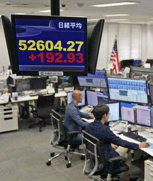 　一時、取引時間中の最高値を更新した日経平均株価を示すモニター＝４日午前、東京都港区の外為どっとコム