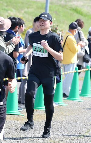 上越市議選告示日に開催されたロードレース大会に参加し、ラストスパートをかける中川幹太市長=4月14日、上越市柿崎区