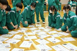 手作りかるた大会を楽しむ水原中の２年生＝阿賀野市学校町