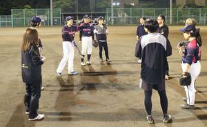 夜の練習に打ち込むヒロインズの選手たち＝新潟市江南区亀田工業団地