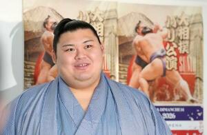 　大相撲パリ公演への出発を前に、羽田空港で取材に応じる横綱大の里＝１０日