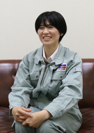 県技能競技大会の大工工事部門で1位となり、賞状を手に笑顔の奥山真昼さん=新潟日報三条総局