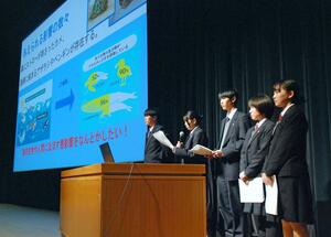 学校の授業での学びを生かし、まちづくりに対し提案した高校生=2月5日、新発田市民文化会館