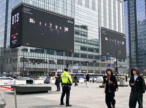 ソウルの光化門広場周辺で、大型ビジョンに映し出されたＢＴＳの公演予告映像（共同）