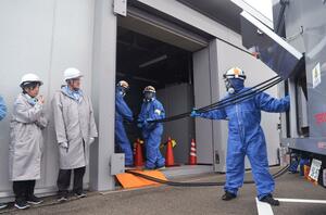 訓練を視察するデール・クライン委員長(左から2人目)=15日(代表撮影)