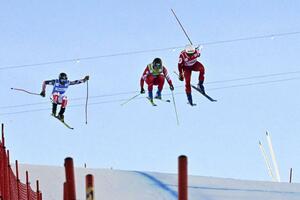 今季開幕戦に出場した古野慧(中央)=バルトランス(共同)