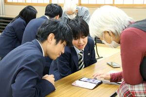 阿賀黎明高の町外留学生が開いた高齢者向けのスマートフォン講座=阿賀町津川