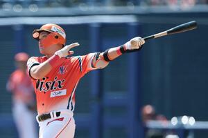 １回２死　小池智也がソロ本塁打を放ち１－１＝エコスタ（写真映像部・大橋奎介）