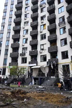 ロシアの無人機攻撃による被害があった集合住宅=29日、ウクライナ首都キーウ近郊(共同)