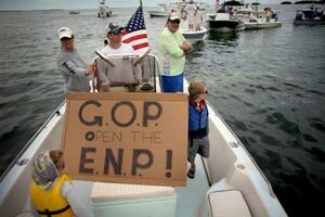 　９日、米政府機関閉鎖のため国立公園内で営業できず、船上で抗議する魚釣りのガイドら＝米フロリダ州イスラモラダ（ゲッティ＝共同）　