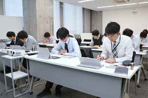 燕市職員向けに開かれた新潟日報NIB講座。参加者は文章をまとめる作業に挑戦した=11月14日、燕市役所