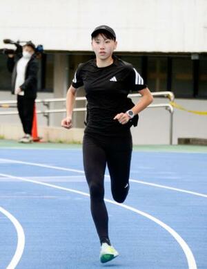 　練習を公開した陸上女子の久保凜＝東京都内