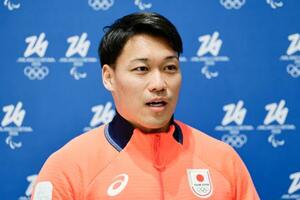 　イタリア・ミラノのマルペンサ空港に到着し、取材に応じる須貝龍＝１日（共同）