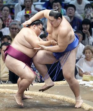 御嶽海(左)が押し出しで大の里を破る=ドルフィンズアリーナ