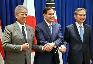 握手する(左から)岩屋外相、ルビオ米国務長官、韓国の趙顕外相=22日、ニューヨーク(共同)