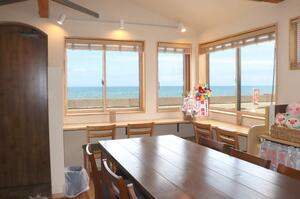 海を見ながら食事を楽しめる「BooちゃんCafe+juku」。木のぬくもりを感じられる内装にした=出雲崎町井鼻