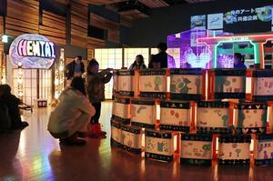 日本文化の「和」をテーマに、光を使った幻想的な展示などが並んだ「アートなＨＥＮＴＡＩ万博」＝アオーレ長岡