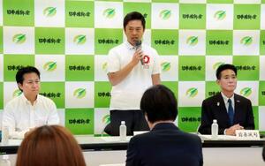日本維新の会の会合であいさつする吉村代表(中央)=7日午後、大阪市中央区