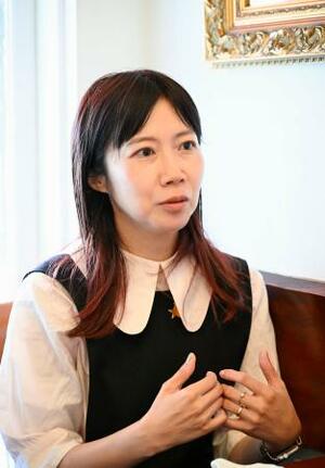 　「雰囲気のある間接照明や、どこかにかわいらしさを感じる喫茶店が好み」と語る飯塚めりさん