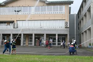 40ミリホースを使った放水訓練=糸魚川市の田沢小